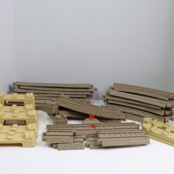 Lot 32 Thomas the Train Track Set With Bridge Supports Plastic - Picture 1 of 10